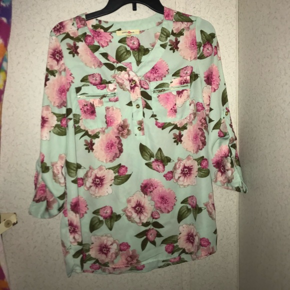 Women’s Top - Picture 3 of 5